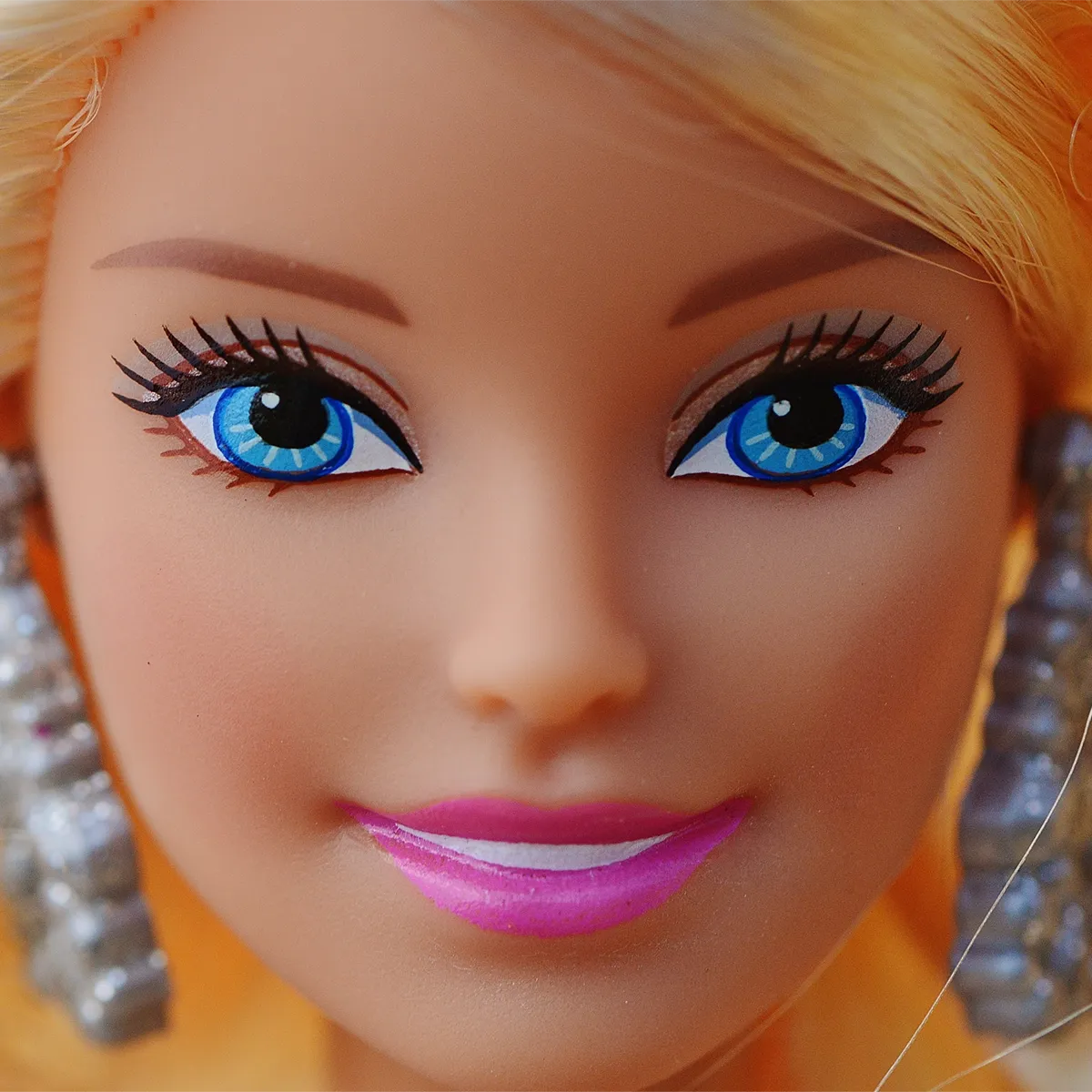 barbie storia della bambola che ha sfidato gli stereotipi di genere